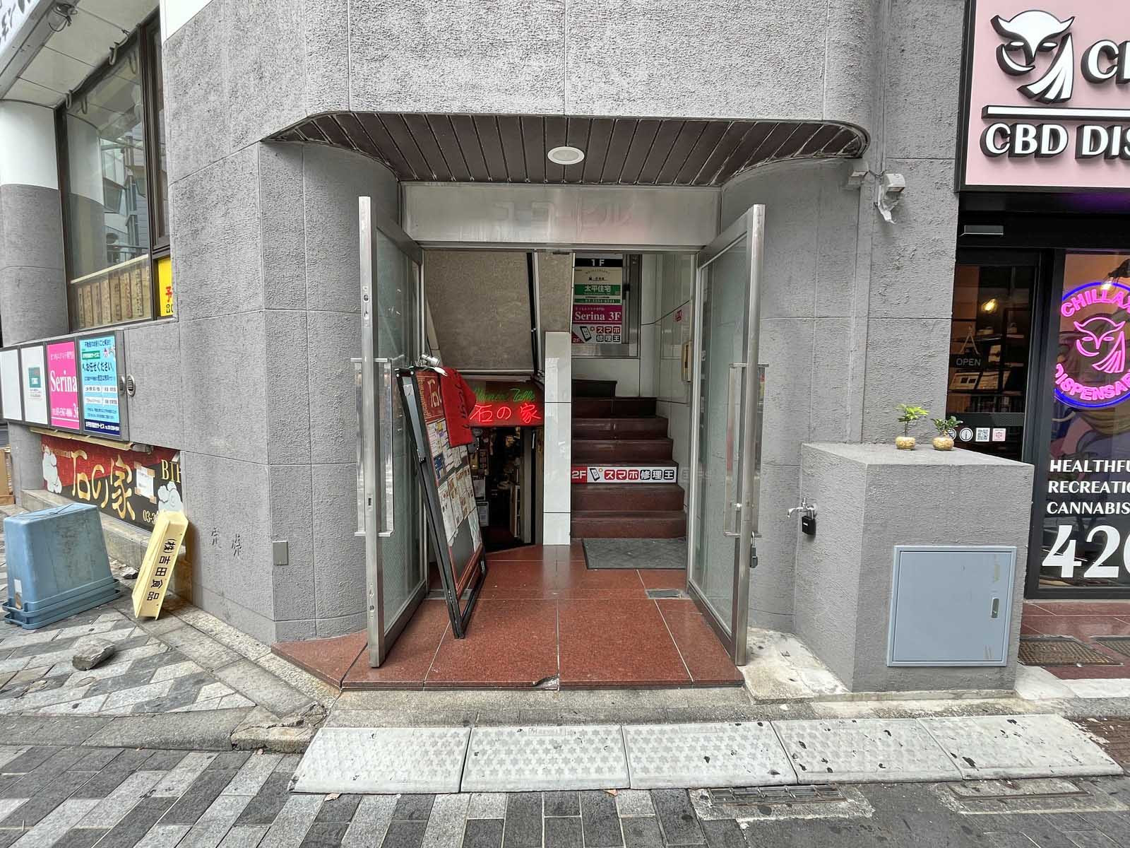 オフィスビル出入口