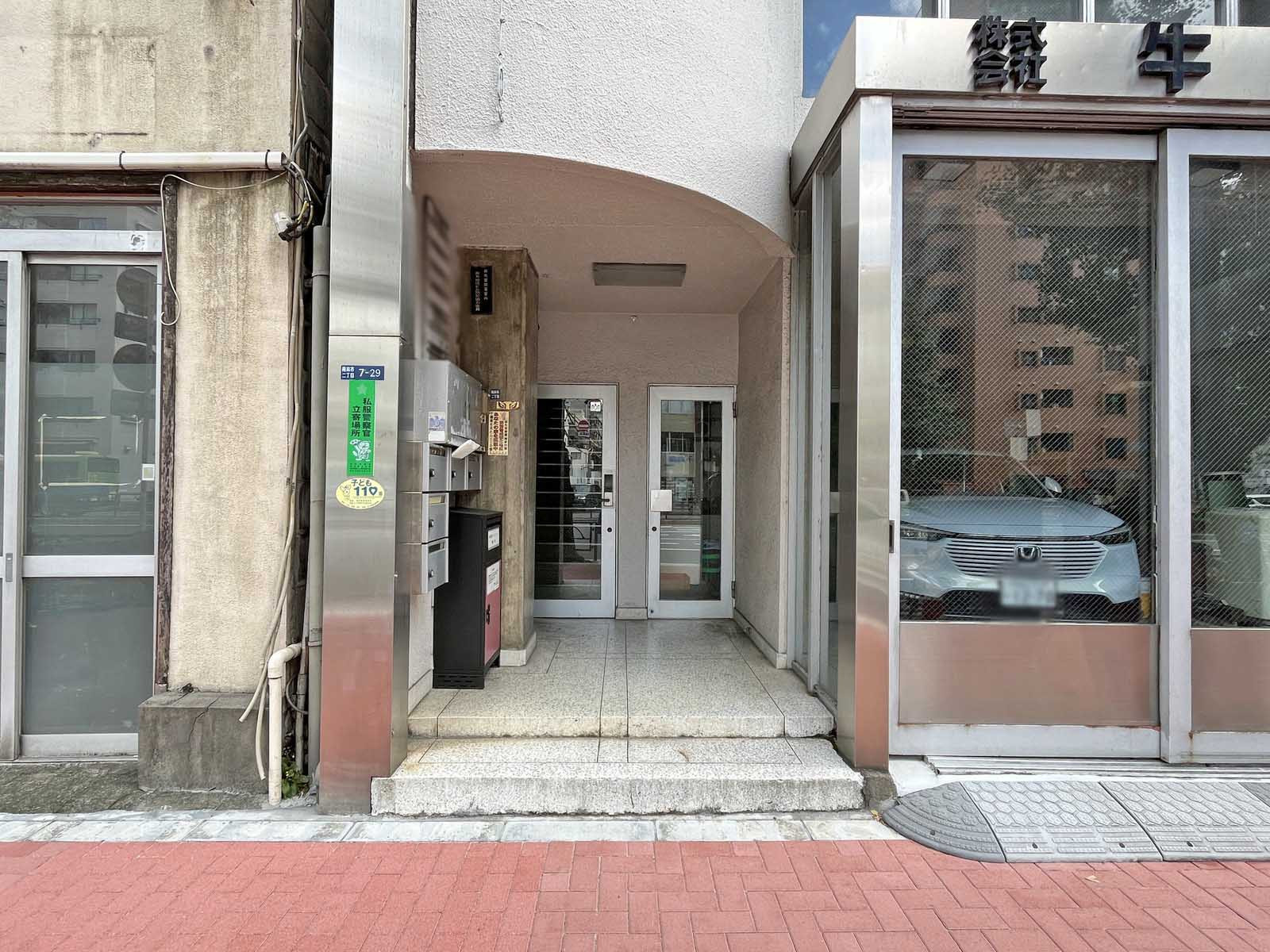 オフィスビル出入口