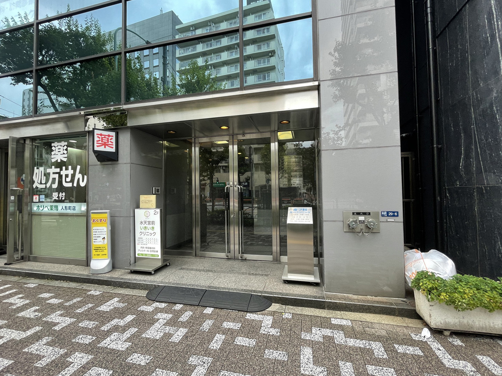 オフィスビル出入口
