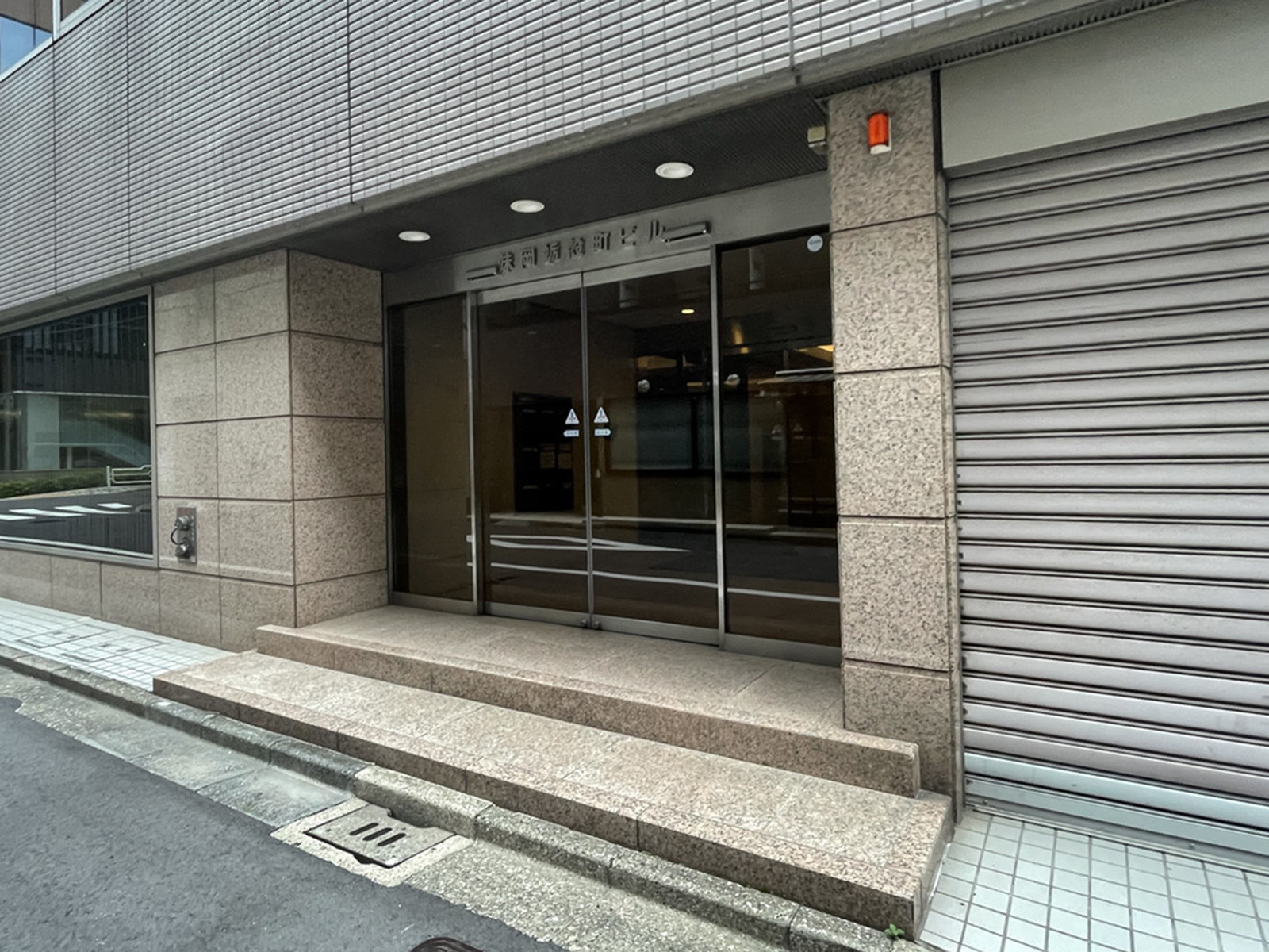 オフィスビル出入口