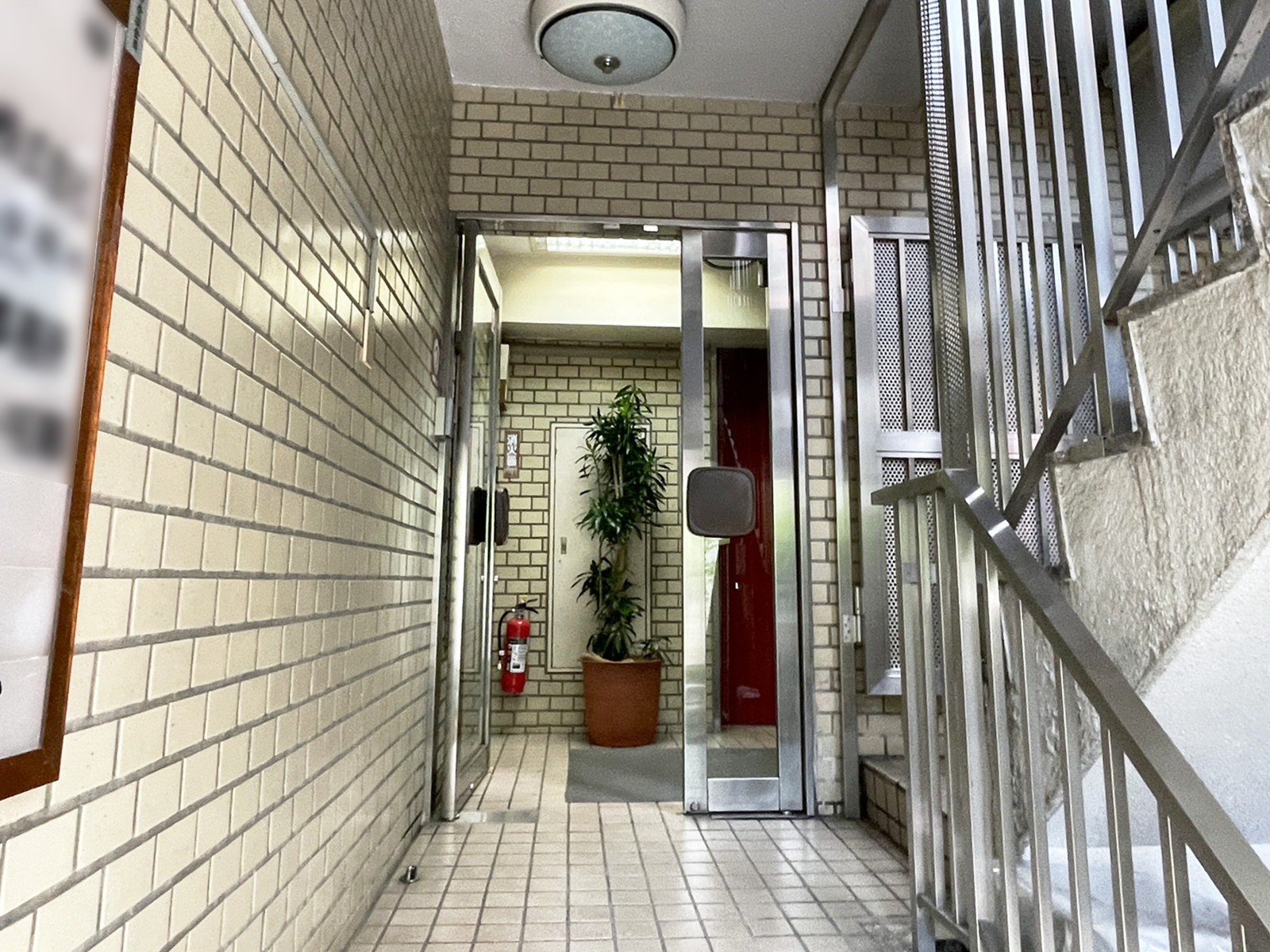 オフィスビル出入口