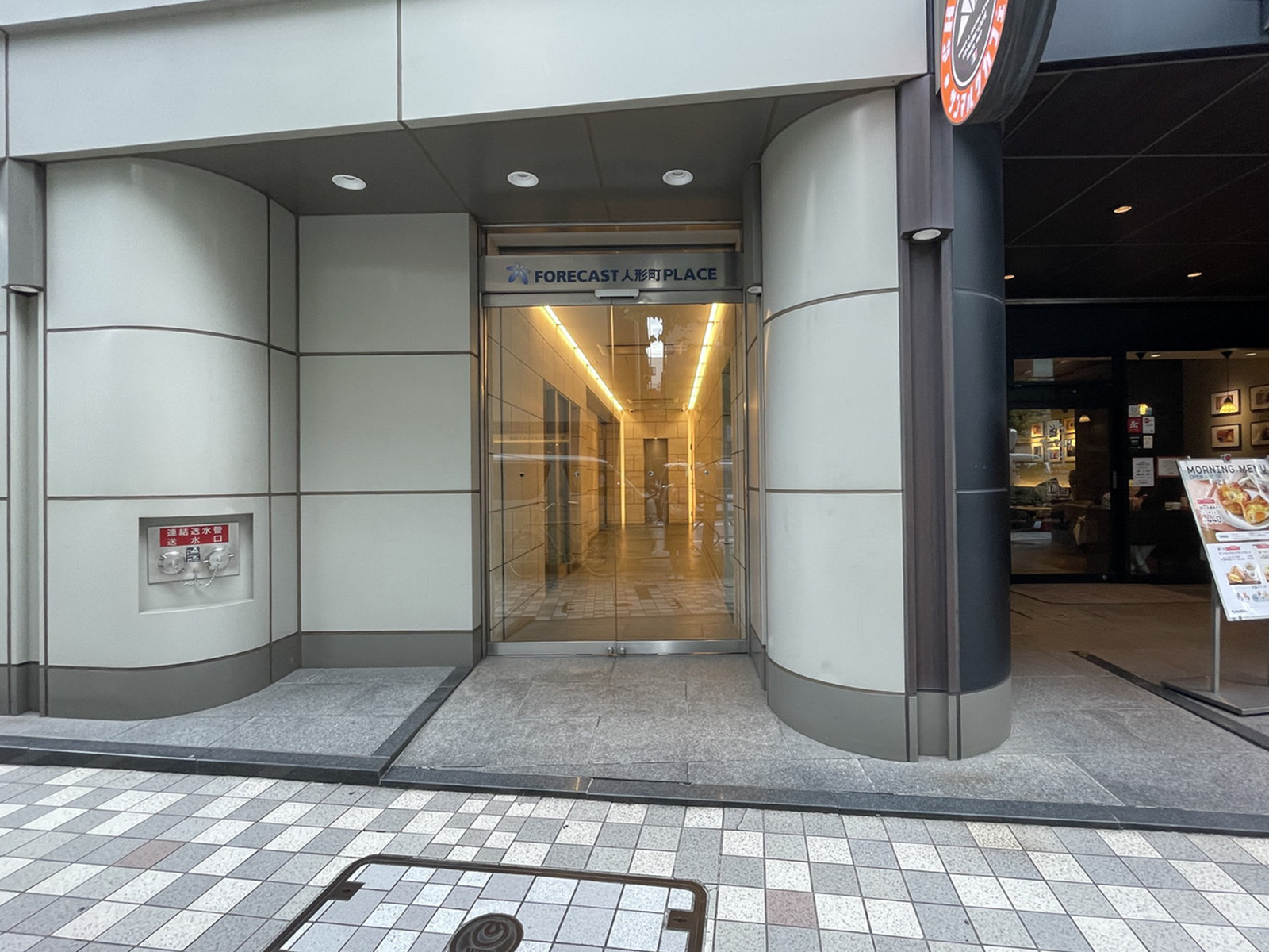 オフィスビル出入口