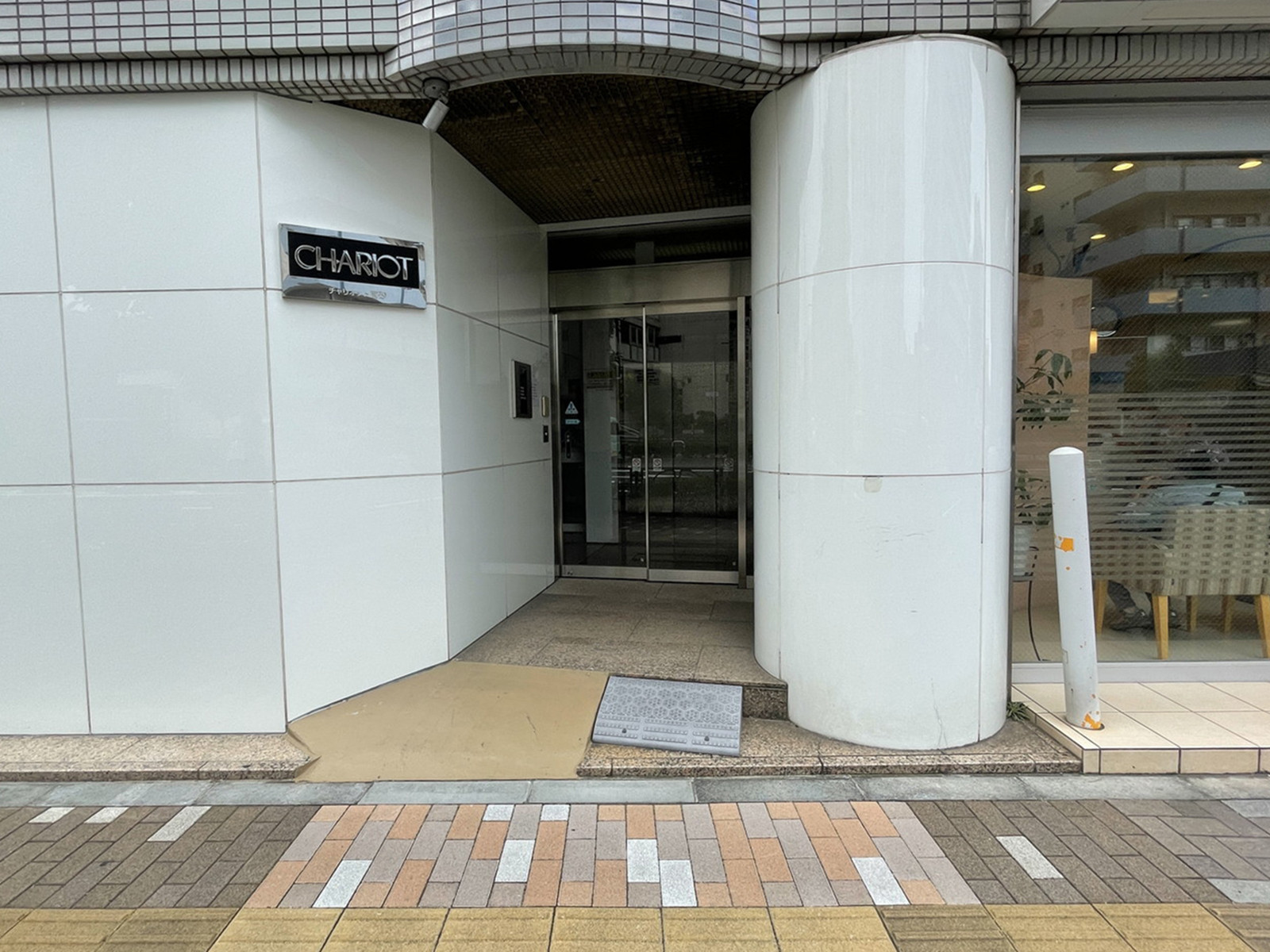 オフィスビル出入口