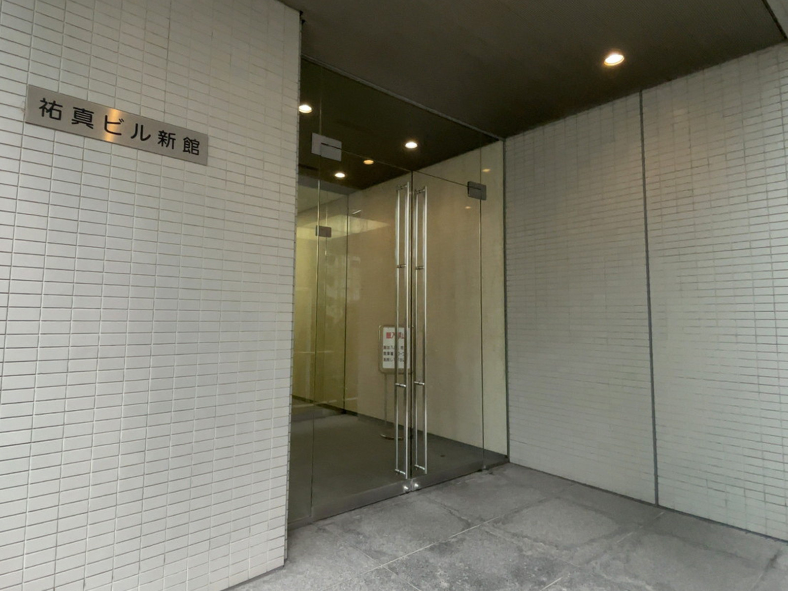 オフィスビル出入口
