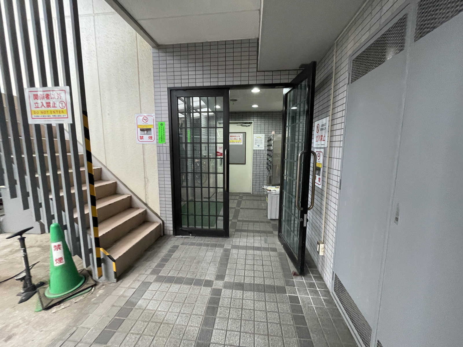オフィスビル出入口