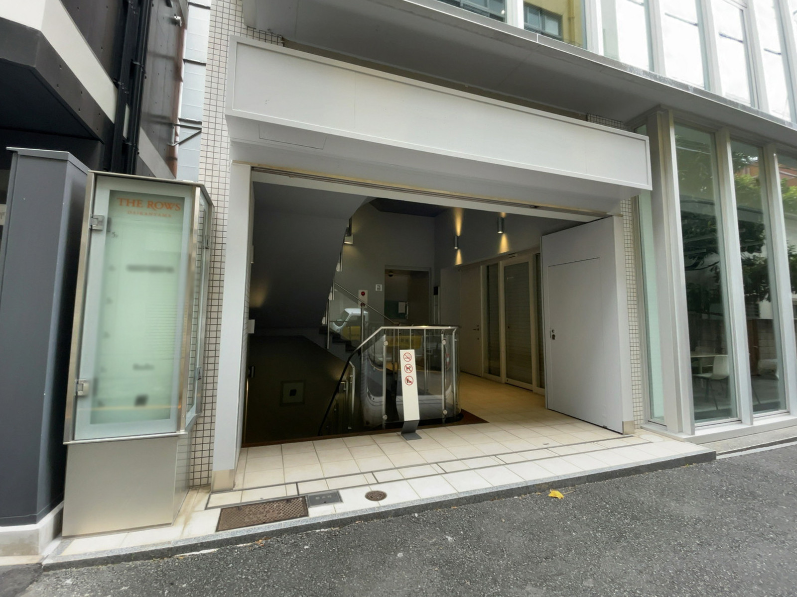 オフィスビル出入口