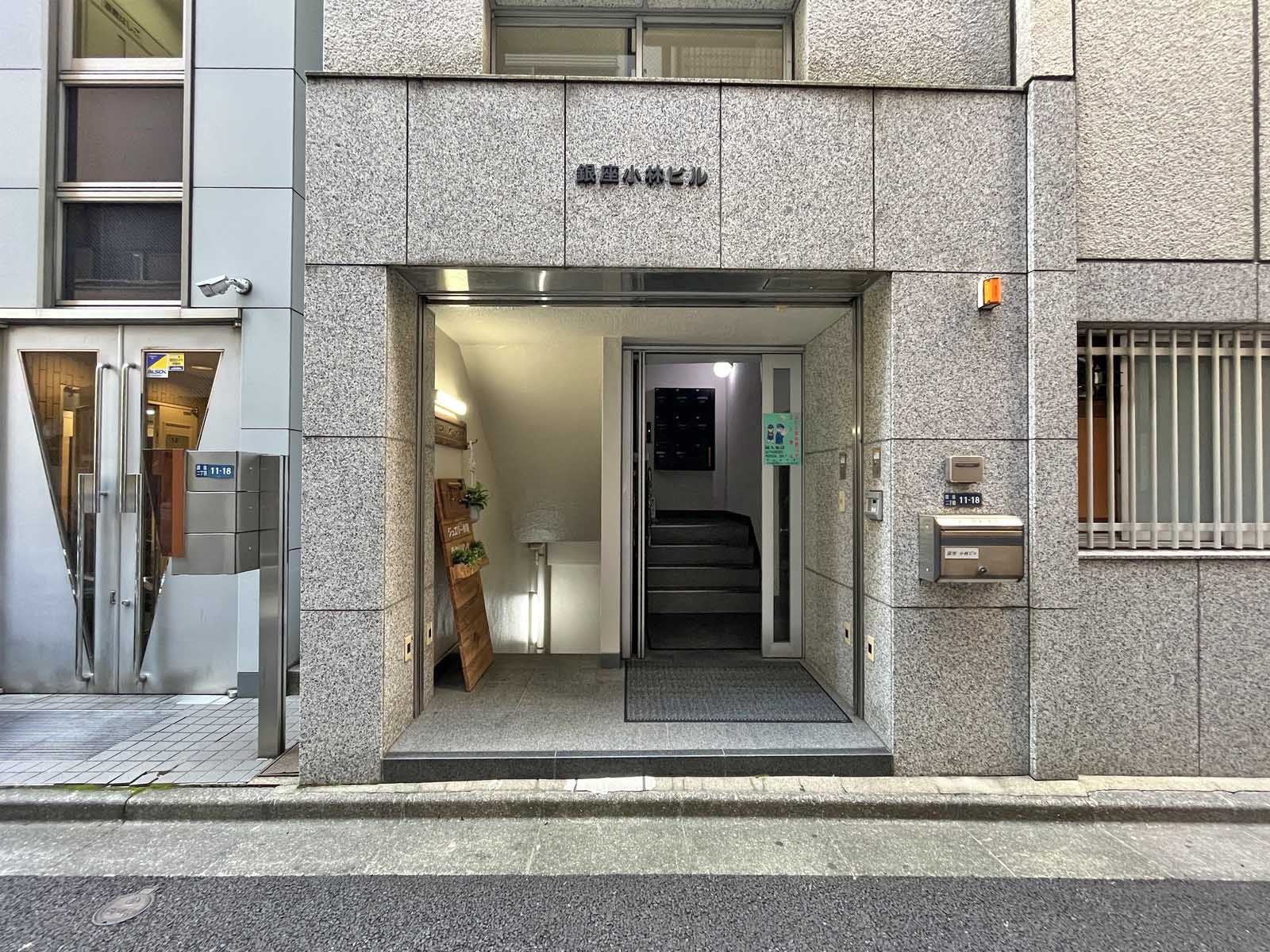 オフィスビル出入口