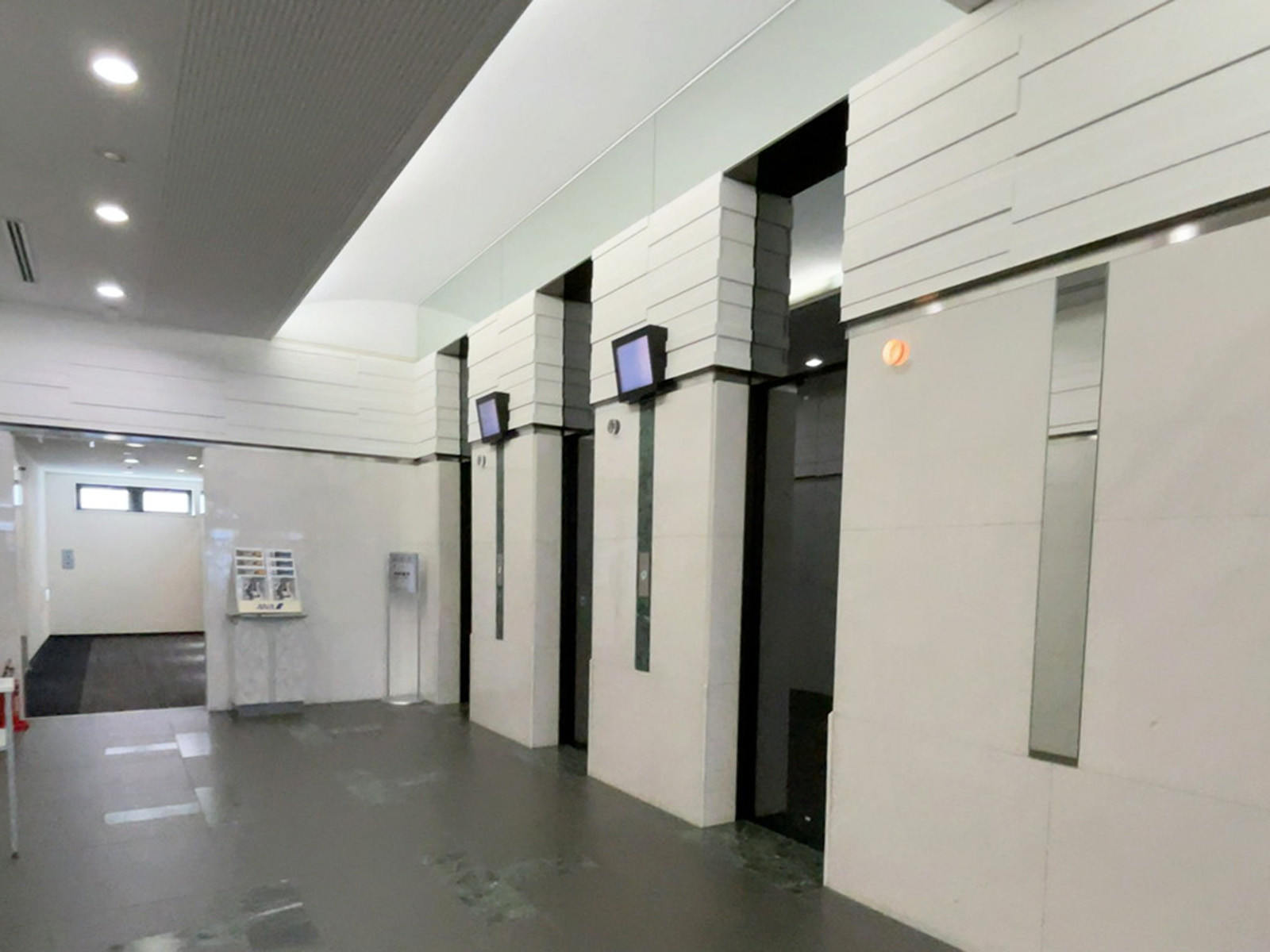 エレベーター(3基)