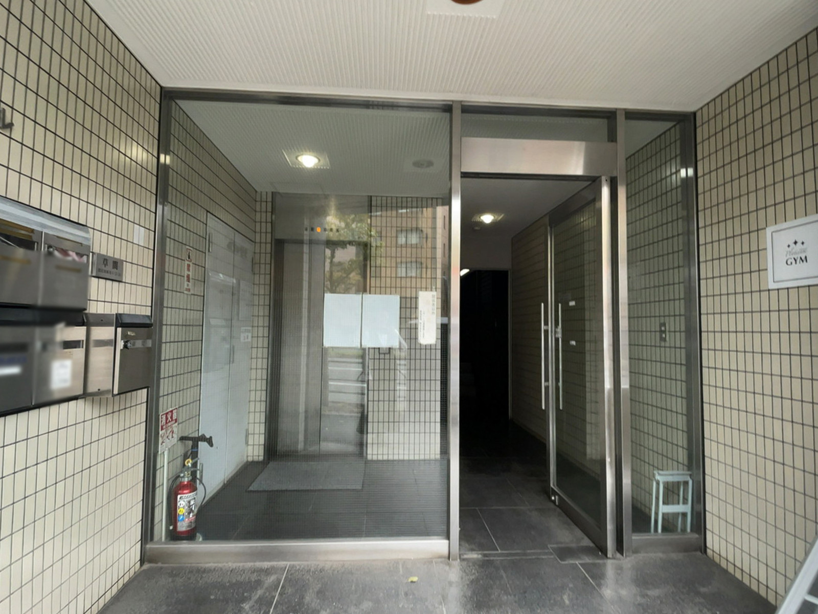 オフィスビル出入口
