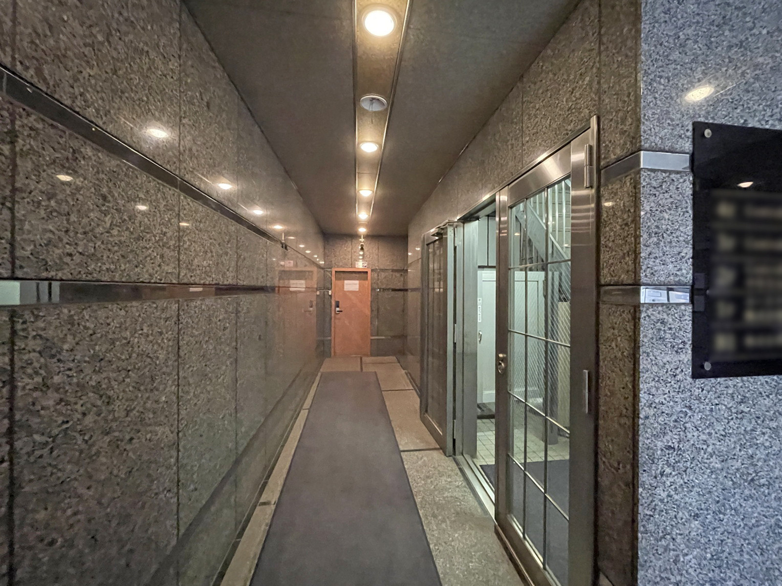 エレベーター前の通路
