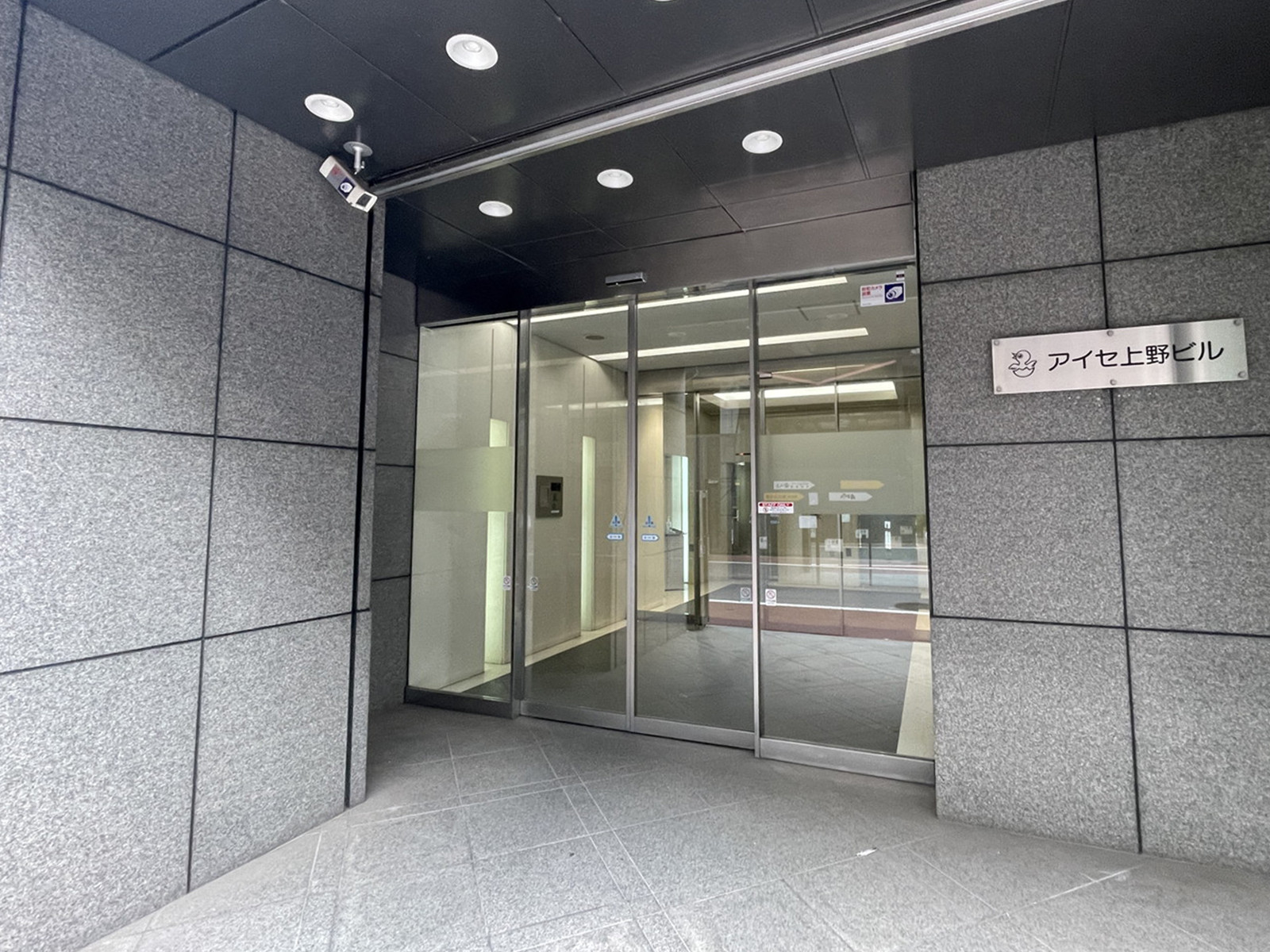 オフィスビル出入口