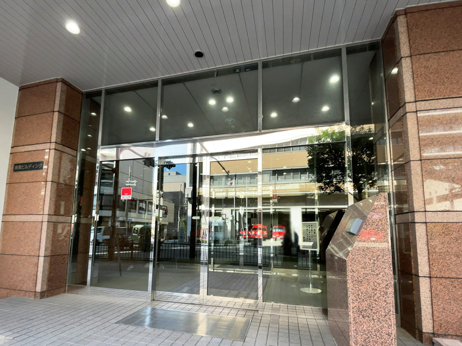 オフィスビル出入口