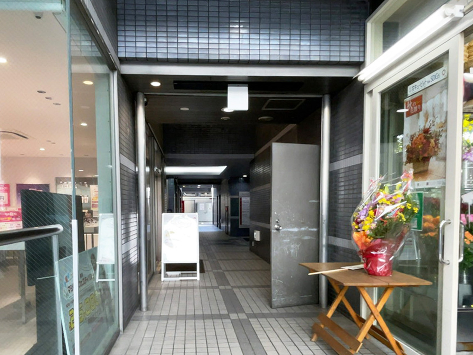 オフィスビル出入口