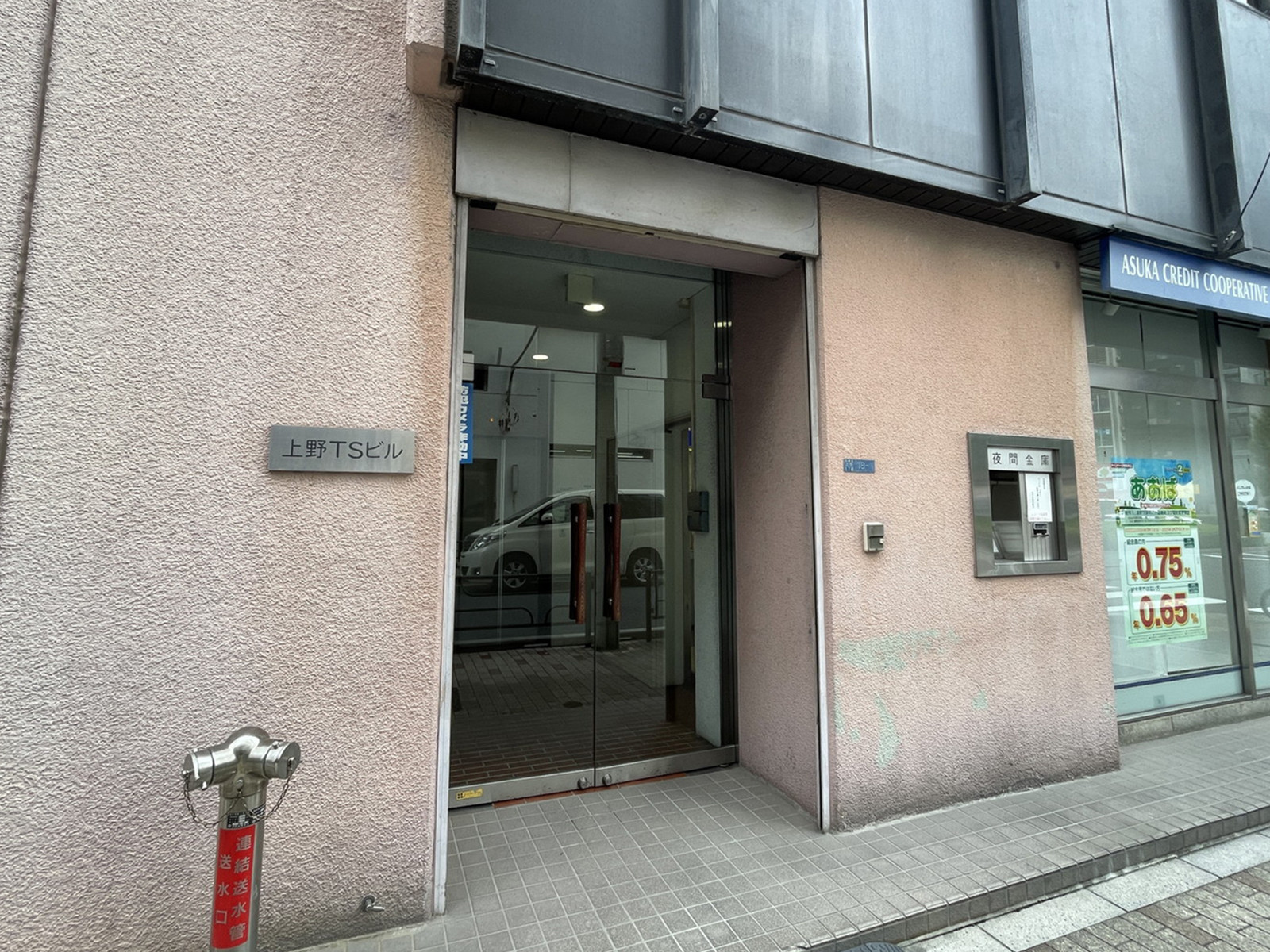 オフィスビル出入口