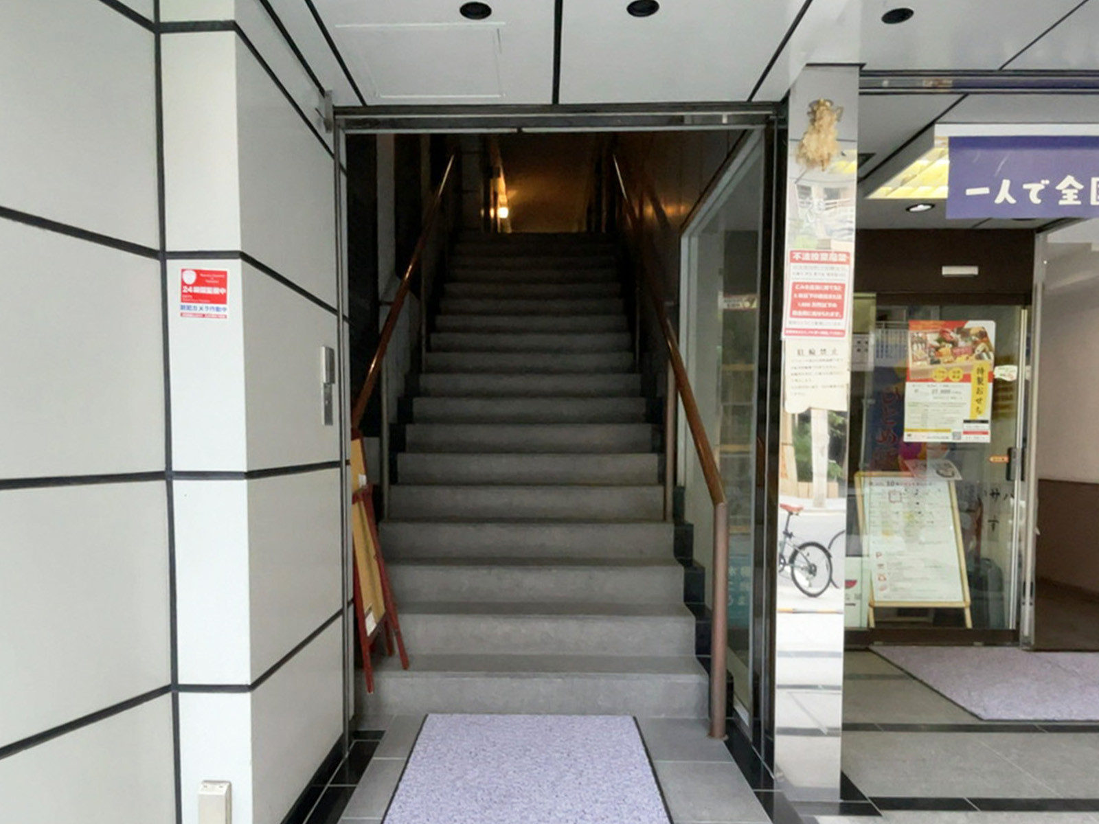 オフィスビル出入口