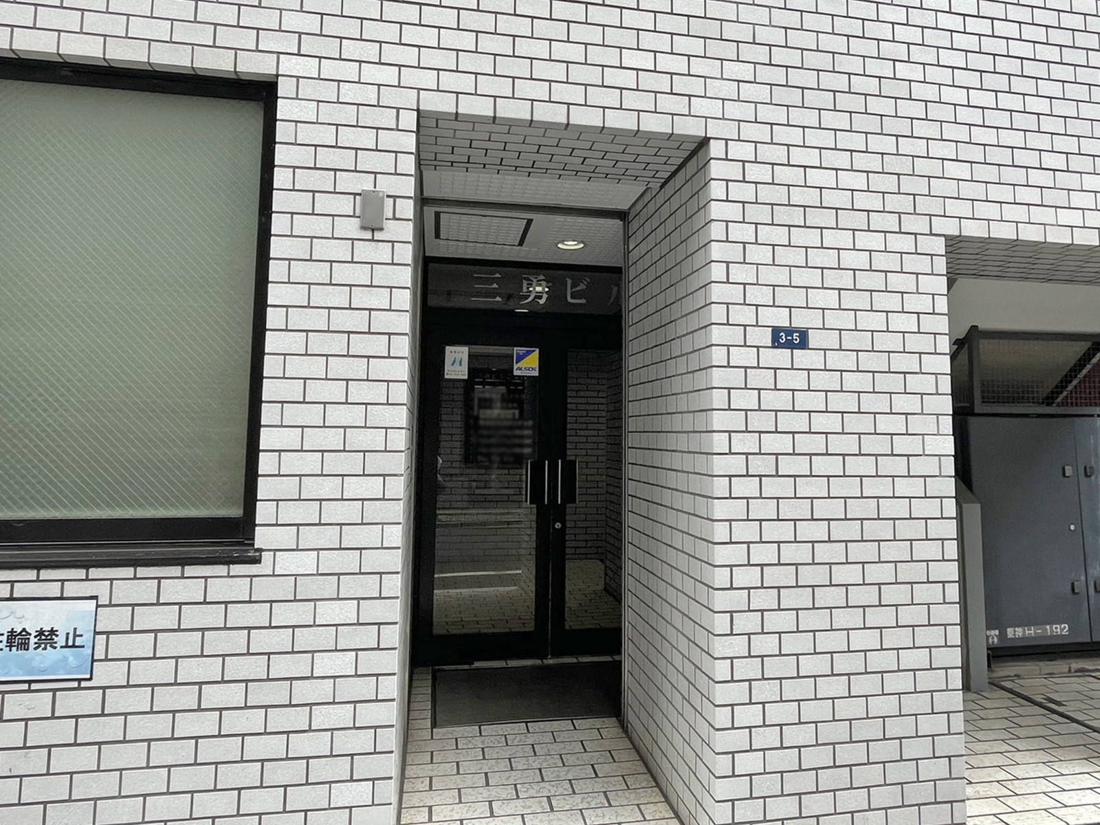 オフィスビル出入口