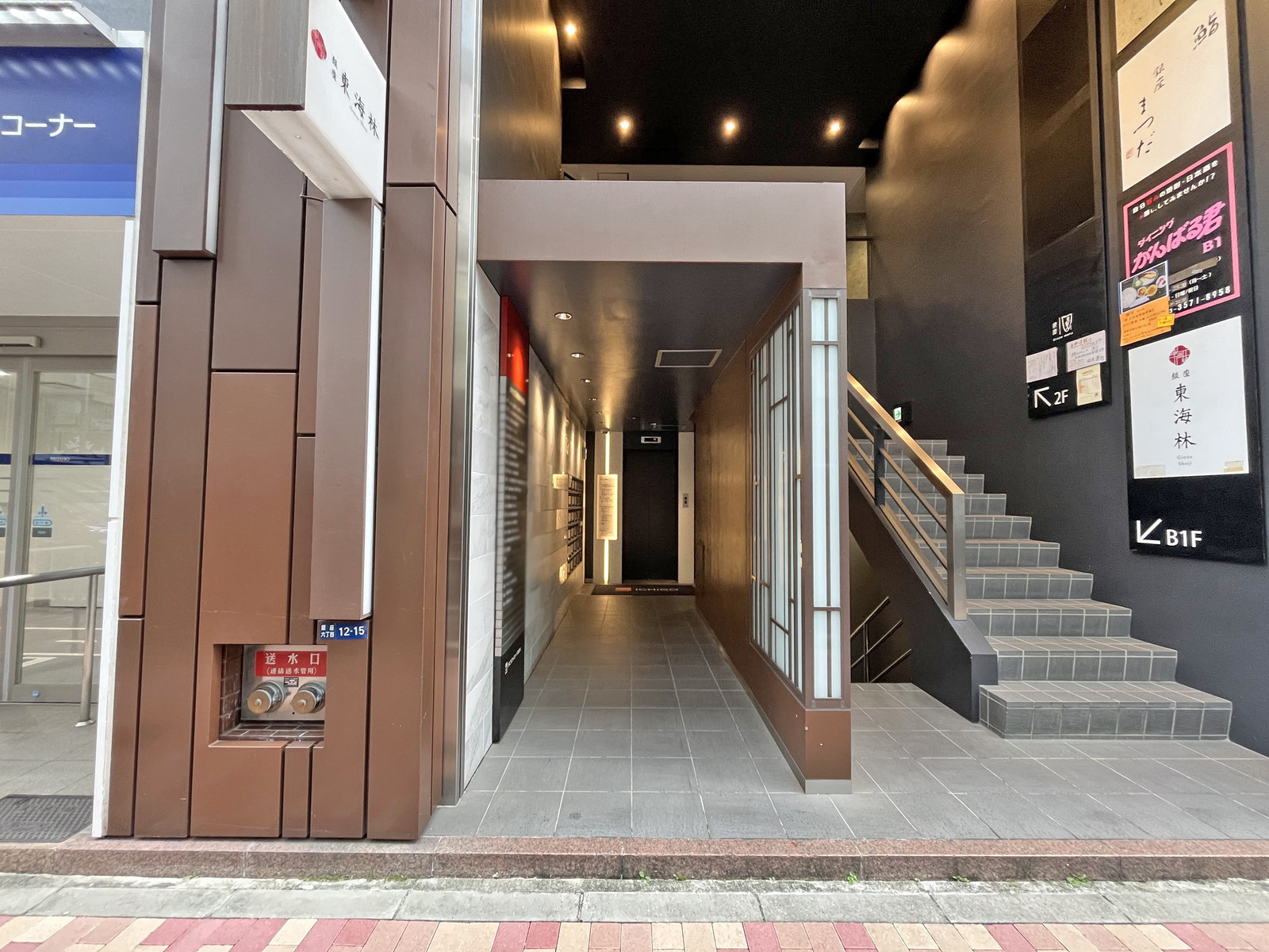 オフィスビル出入口