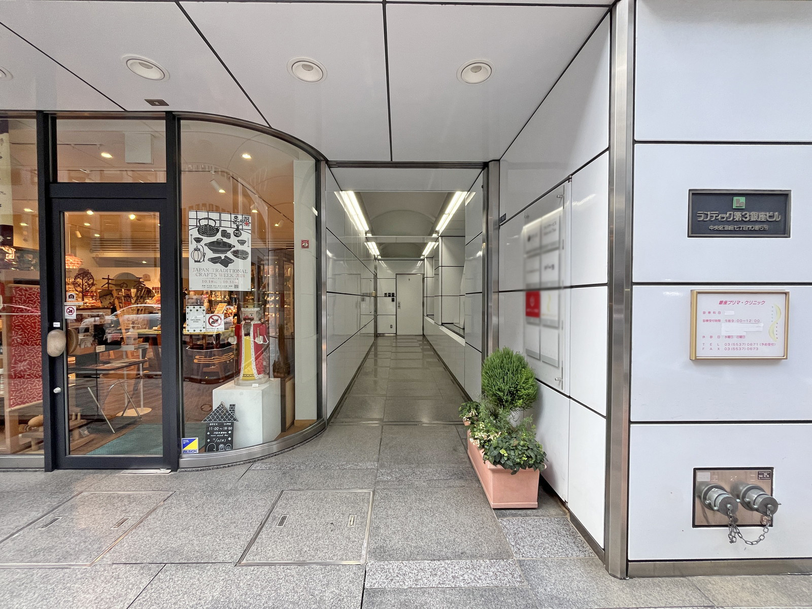 オフィスビル出入口