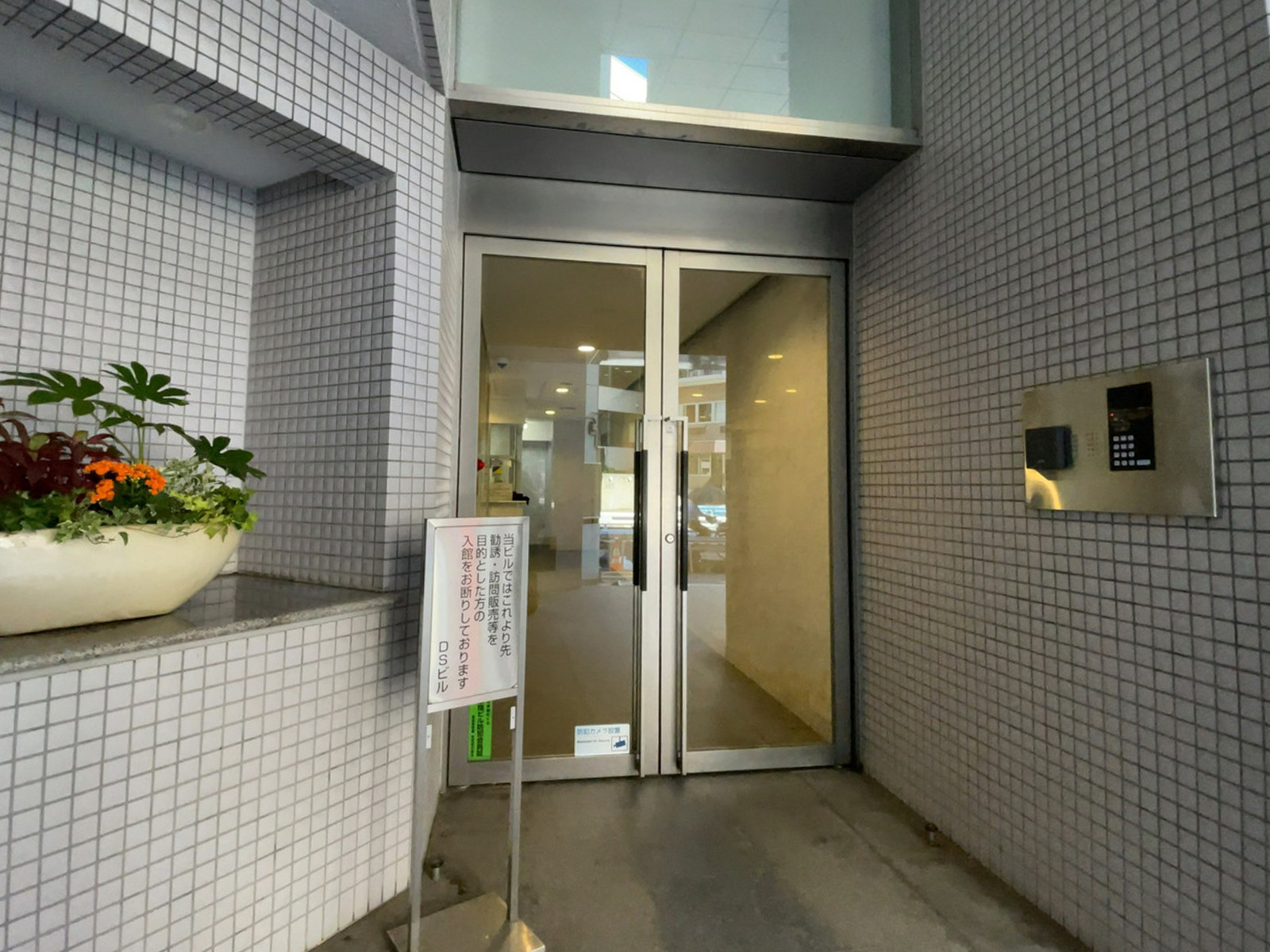オフィスビル出入口