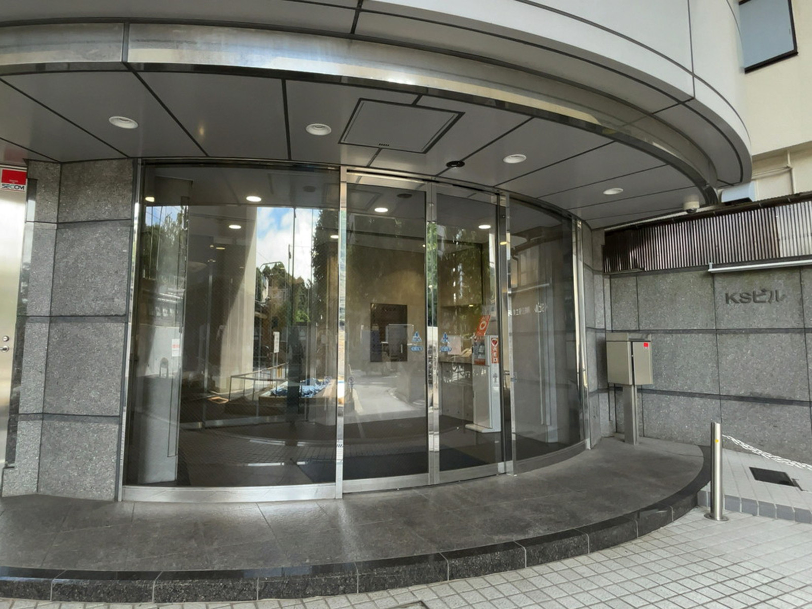 オフィスビル出入口