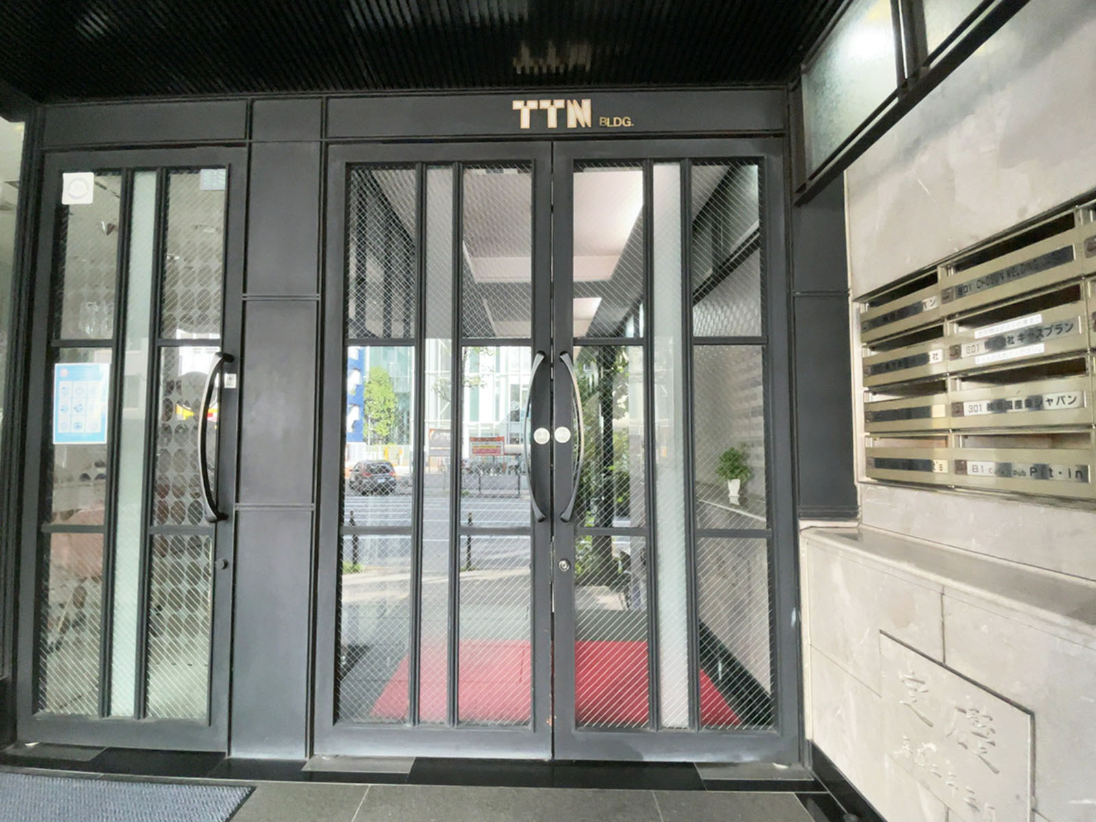 オフィスビル出入口