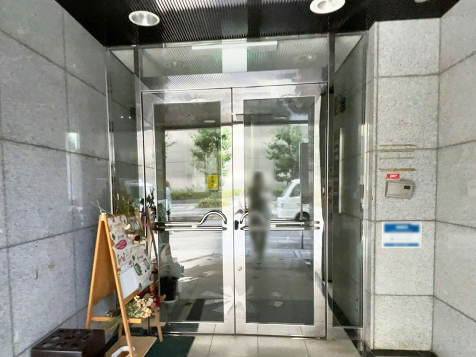 オフィスビル出入口