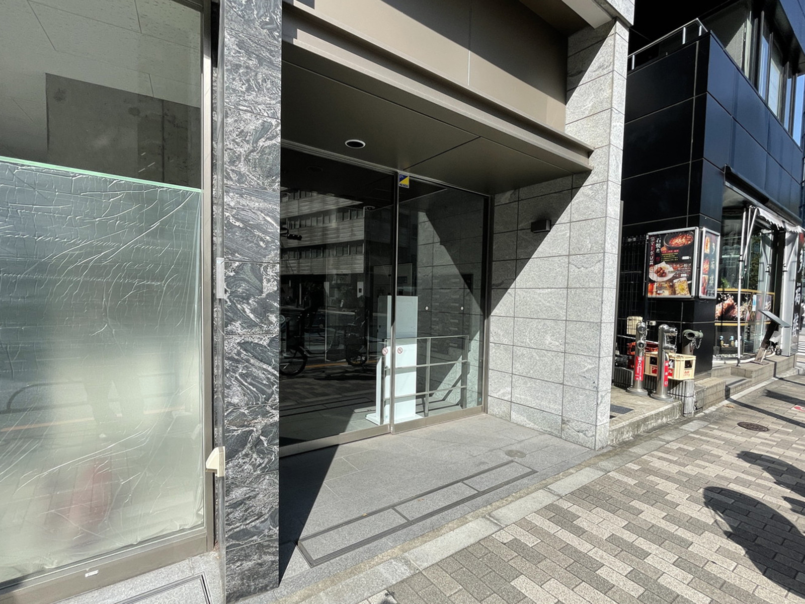 オフィスビル出入口