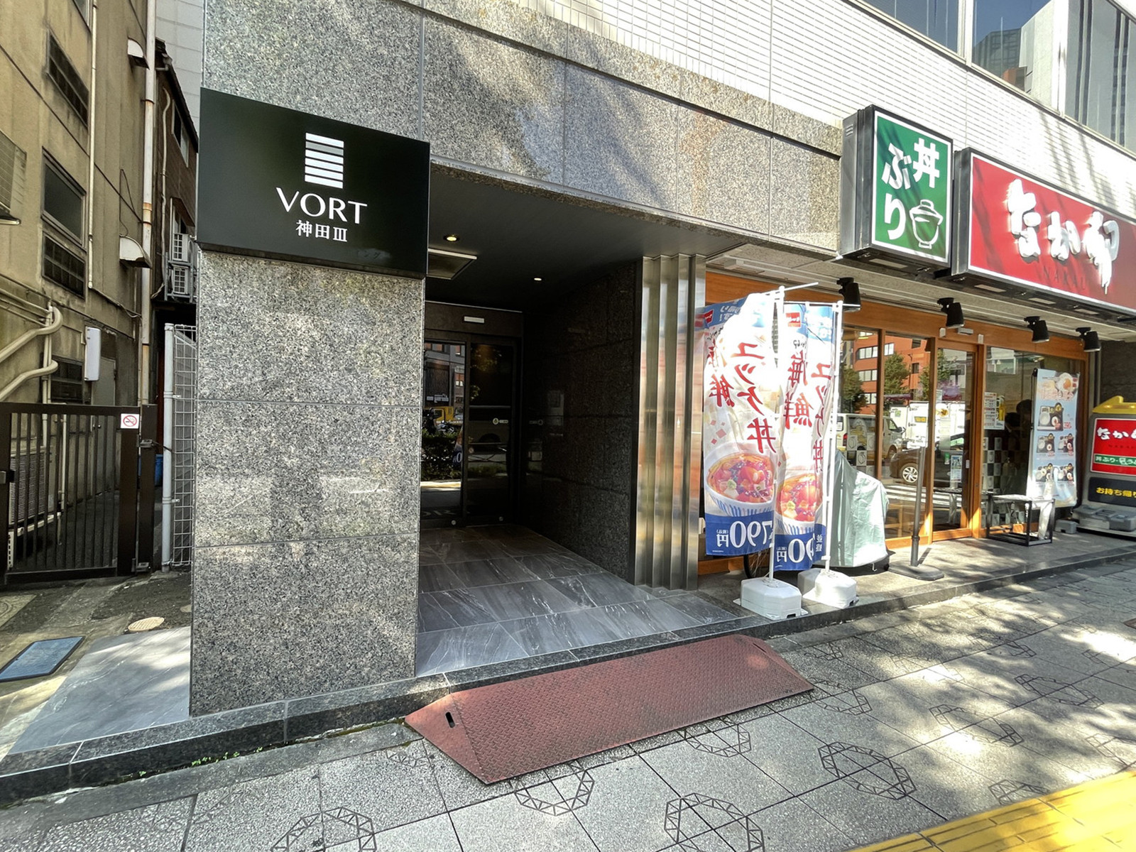 オフィスビル出入口