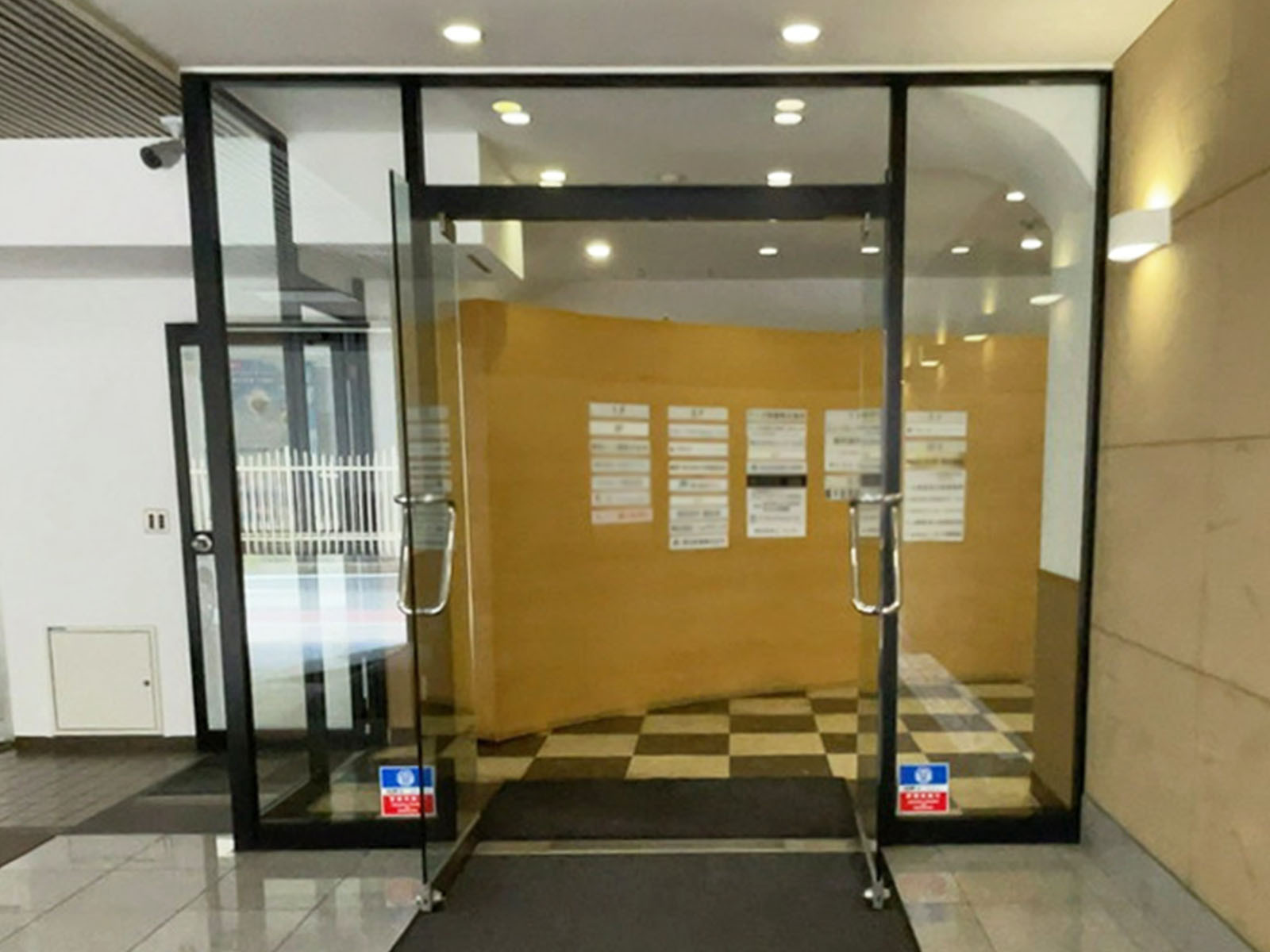 オフィスビル出入口