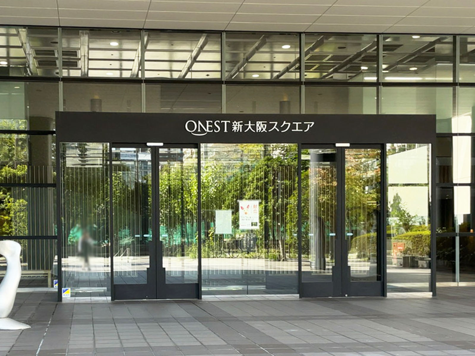 オフィスビル出入口