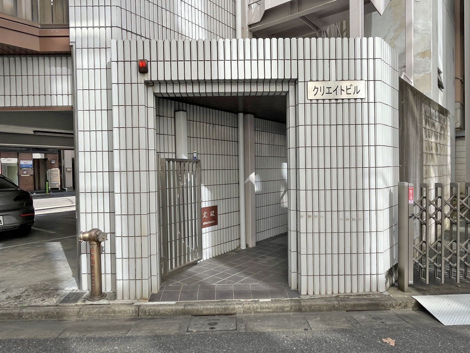 オフィスビル出入口