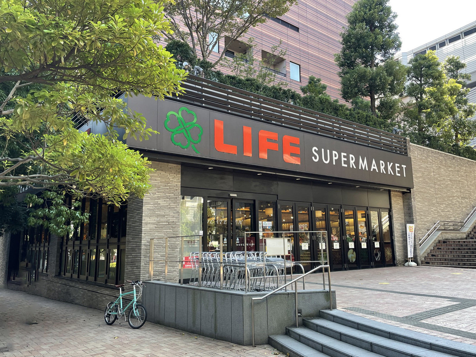 1階のライフ目黒大橋店