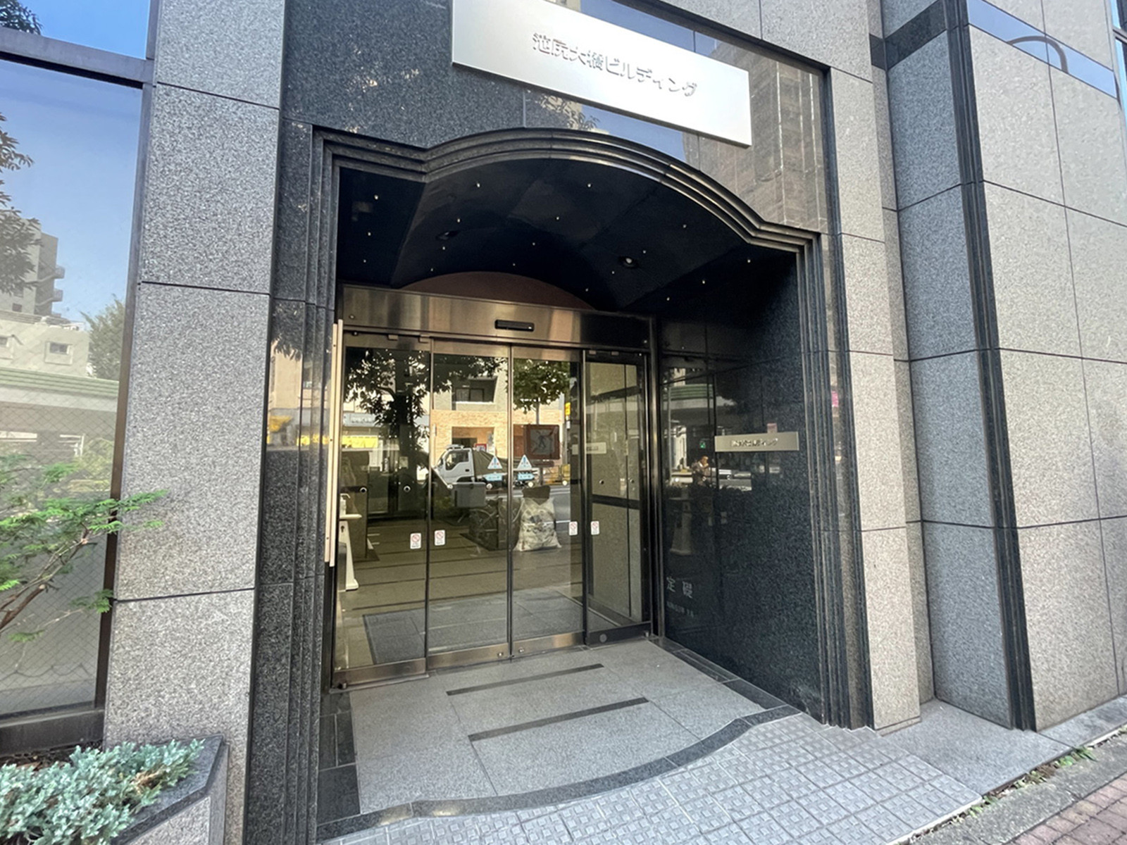 オフィスビル出入口
