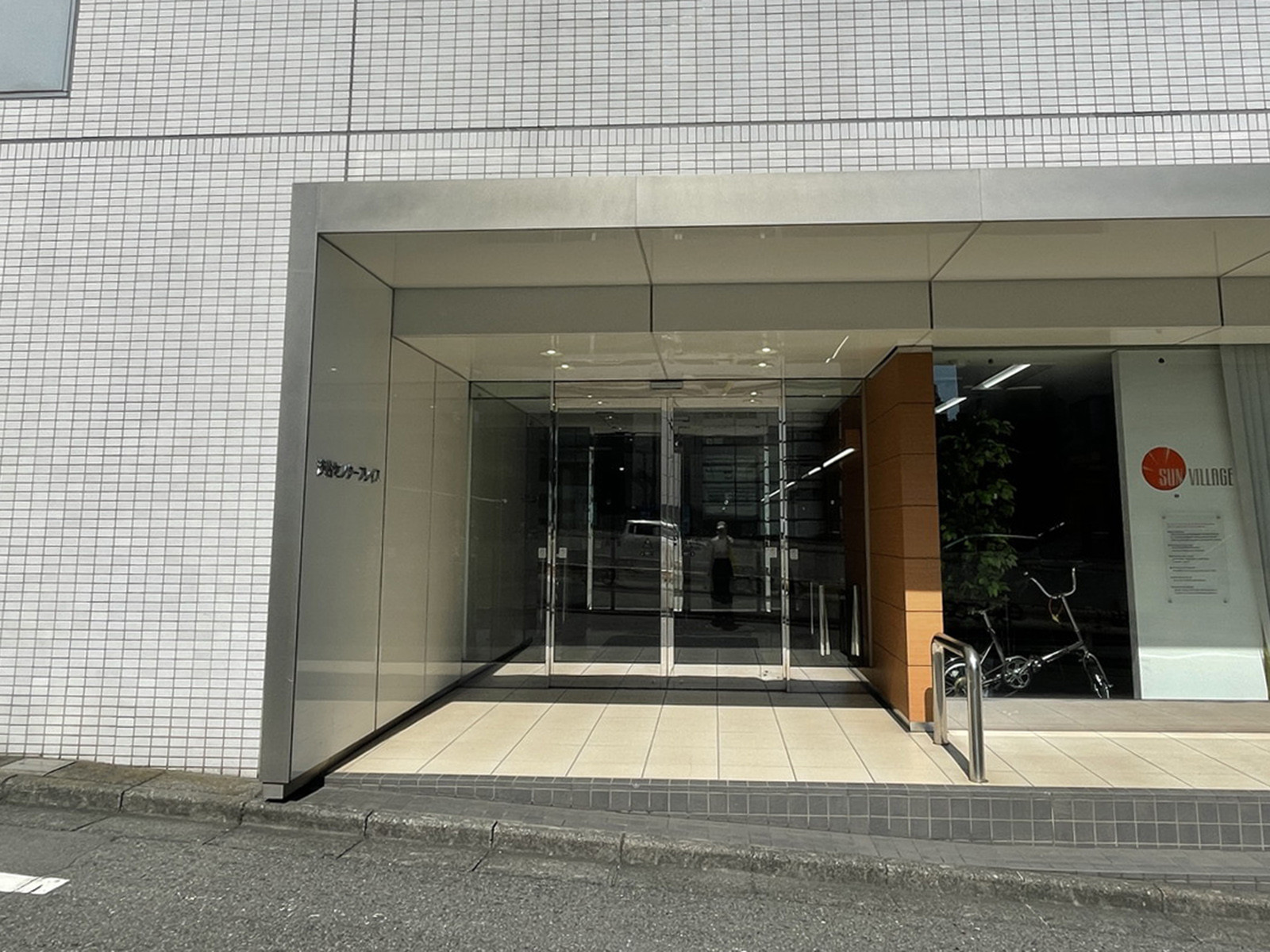 オフィスビル出入口