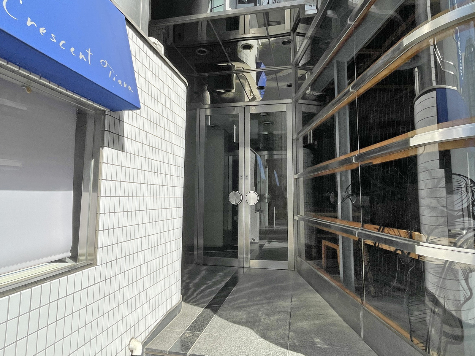 オフィスビル出入口