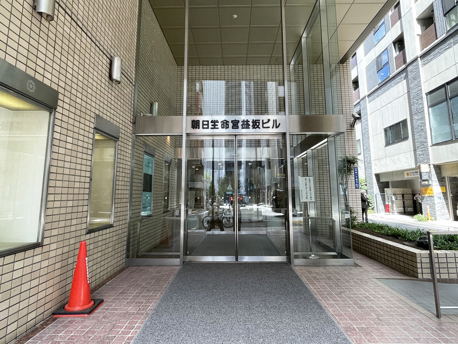 オフィスビル出入口