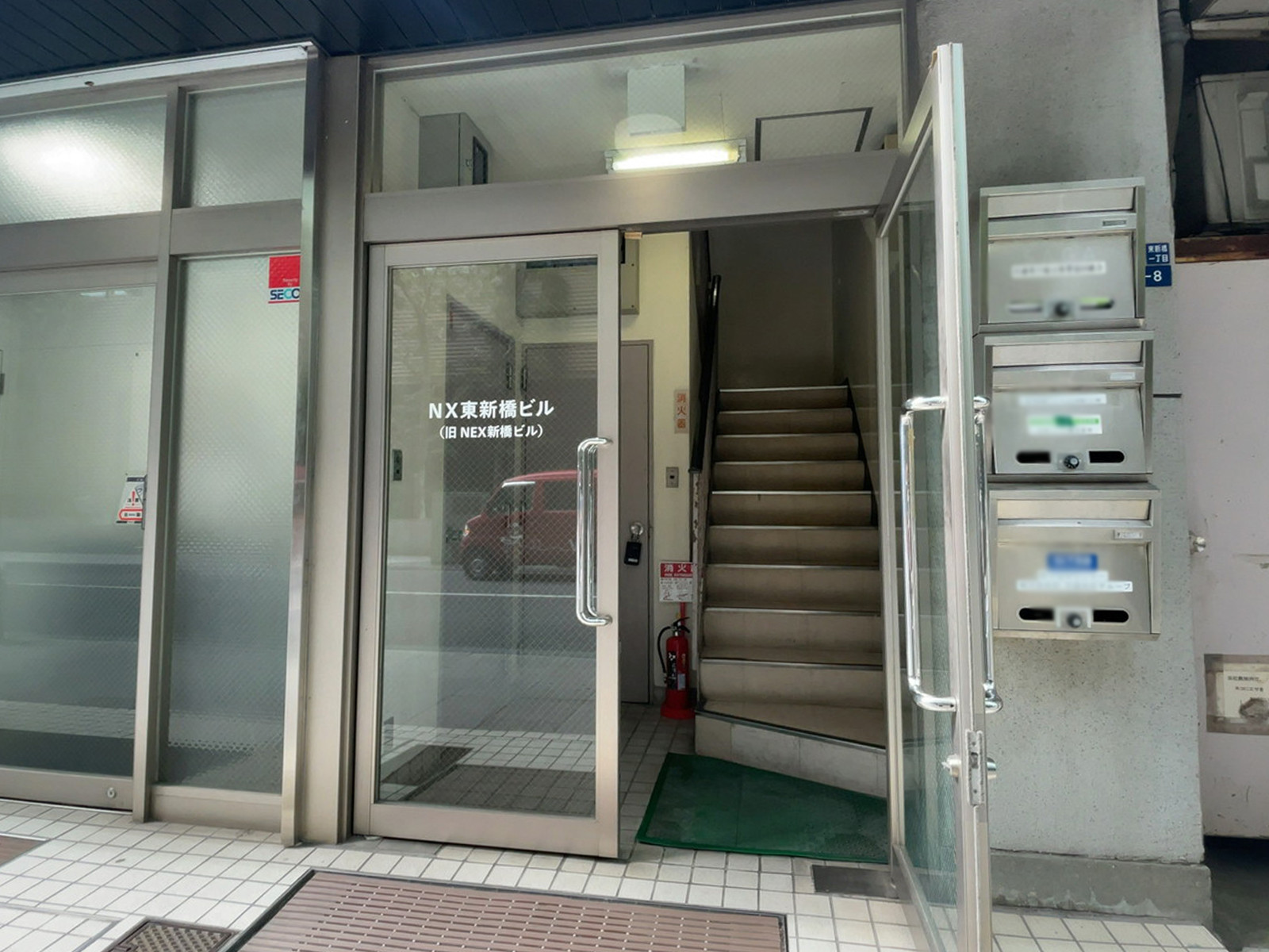 オフィスビル出入口