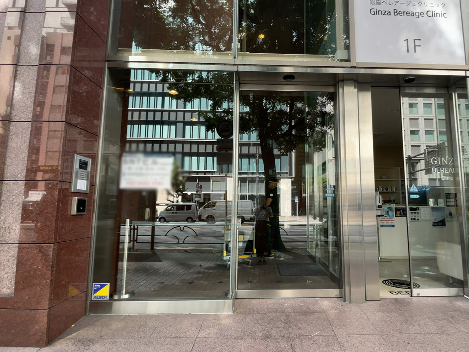 オフィスビル出入口