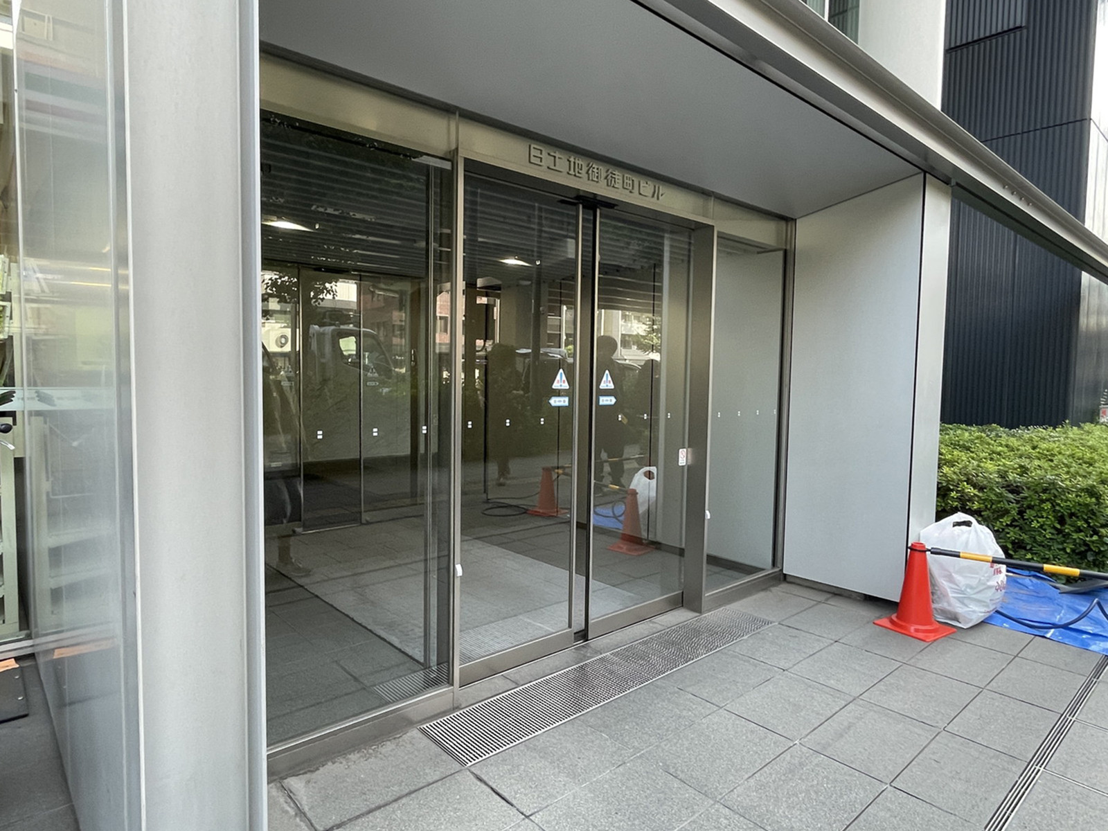 オフィスビル出入口