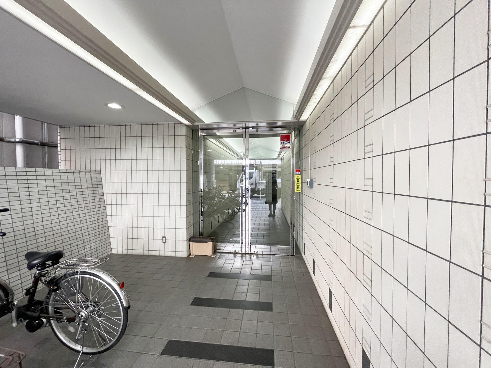 オフィスビル出入口