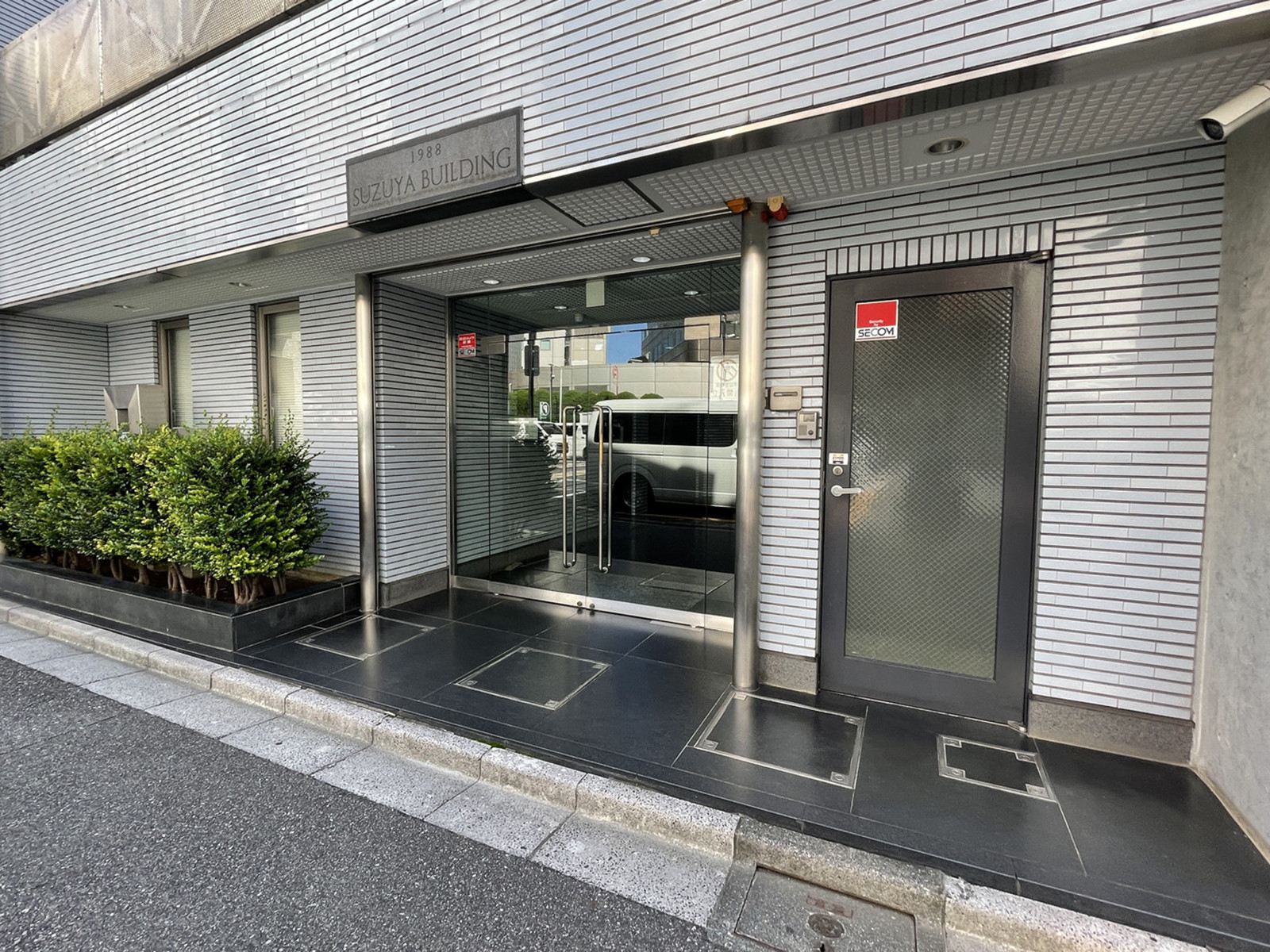 オフィスビル出入口