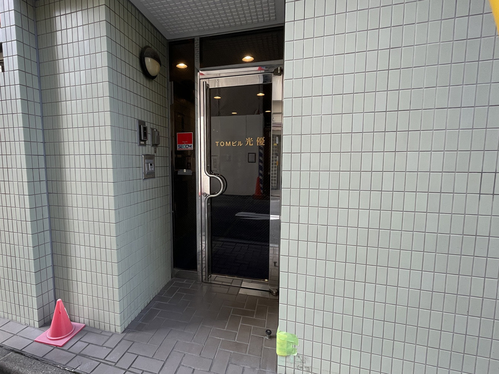 オフィスビル出入口