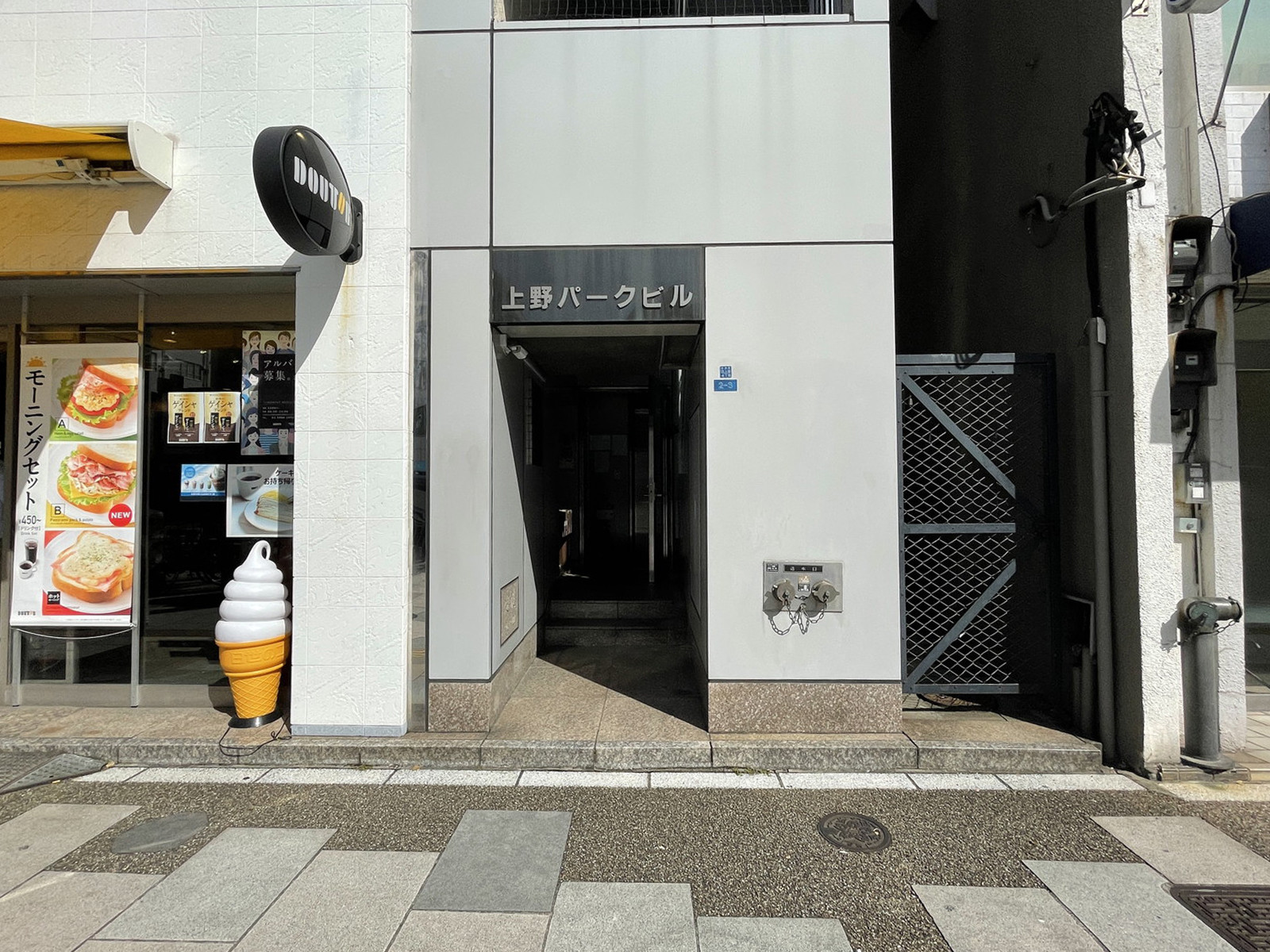 オフィスビル出入口