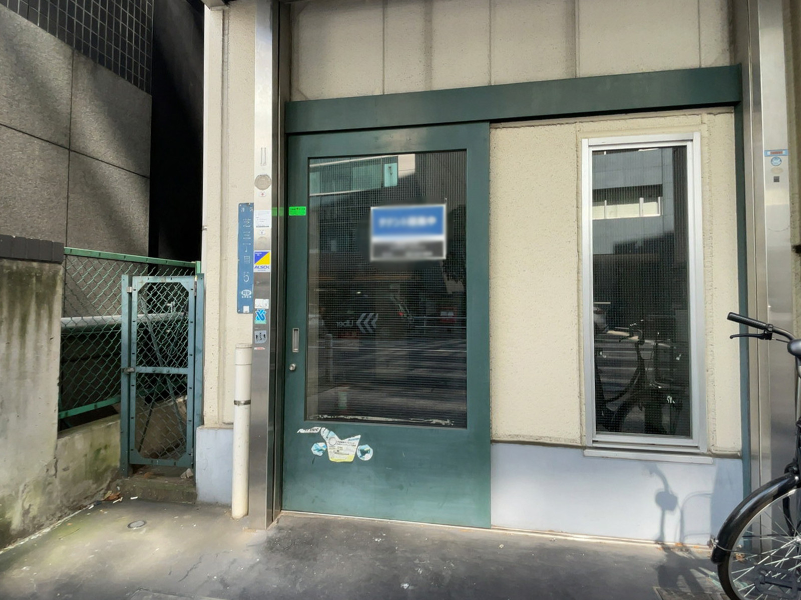 オフィスビル出入口