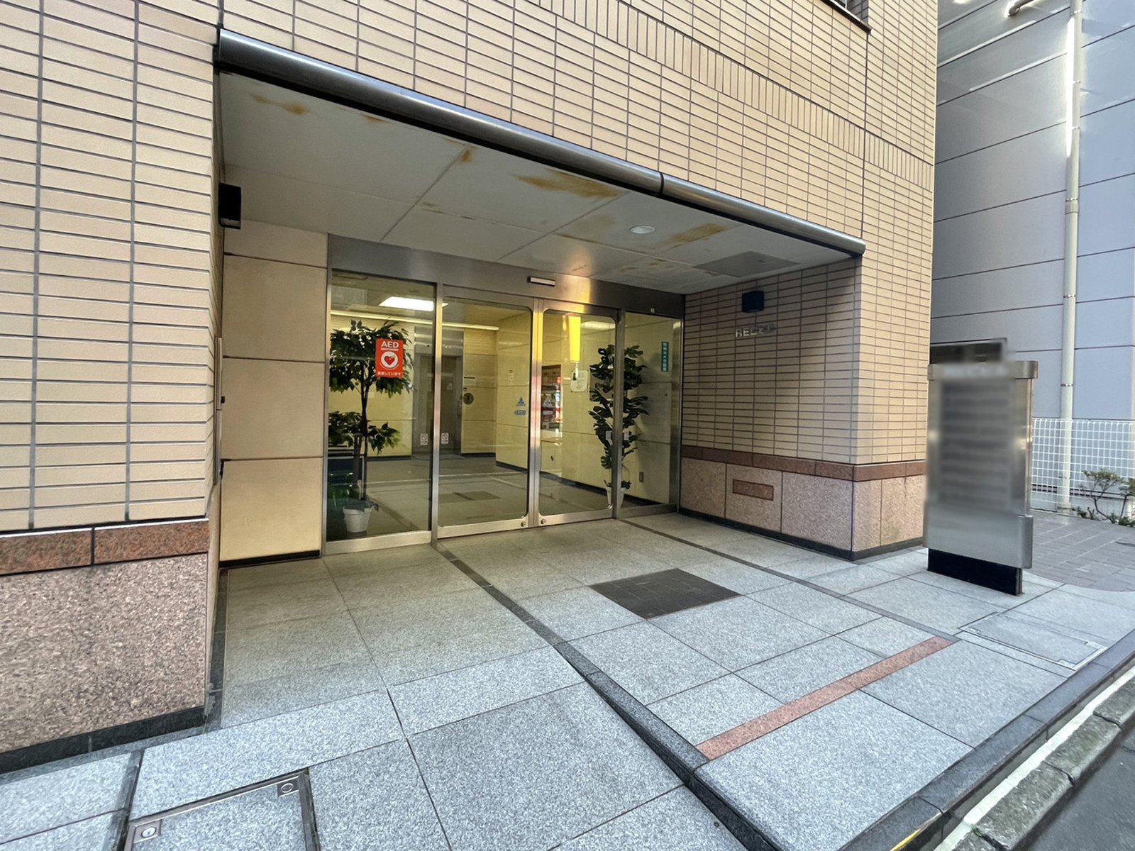 オフィスビル出入口