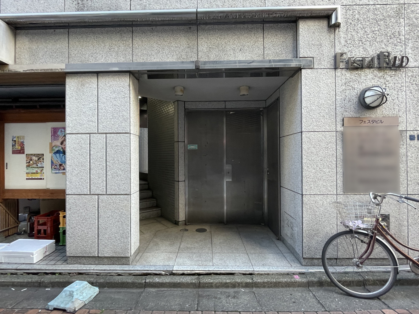 オフィスビル出入口