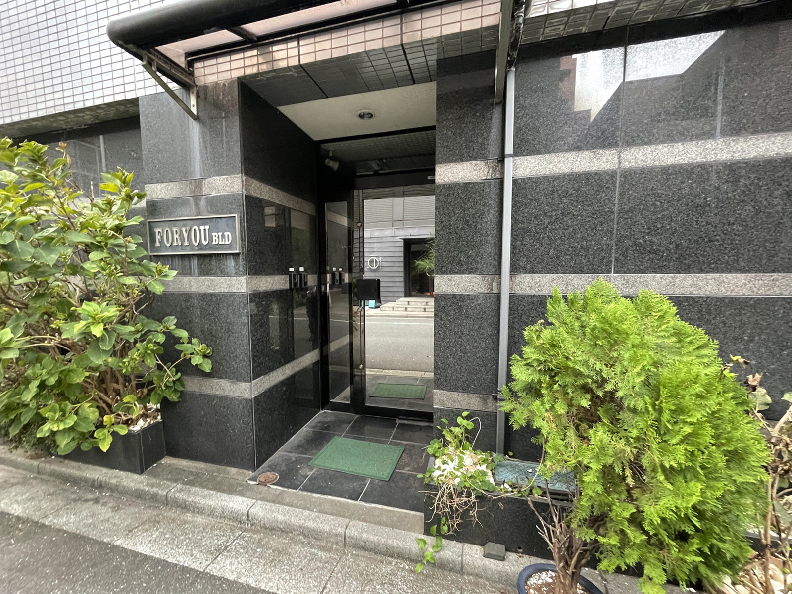オフィスビル出入口