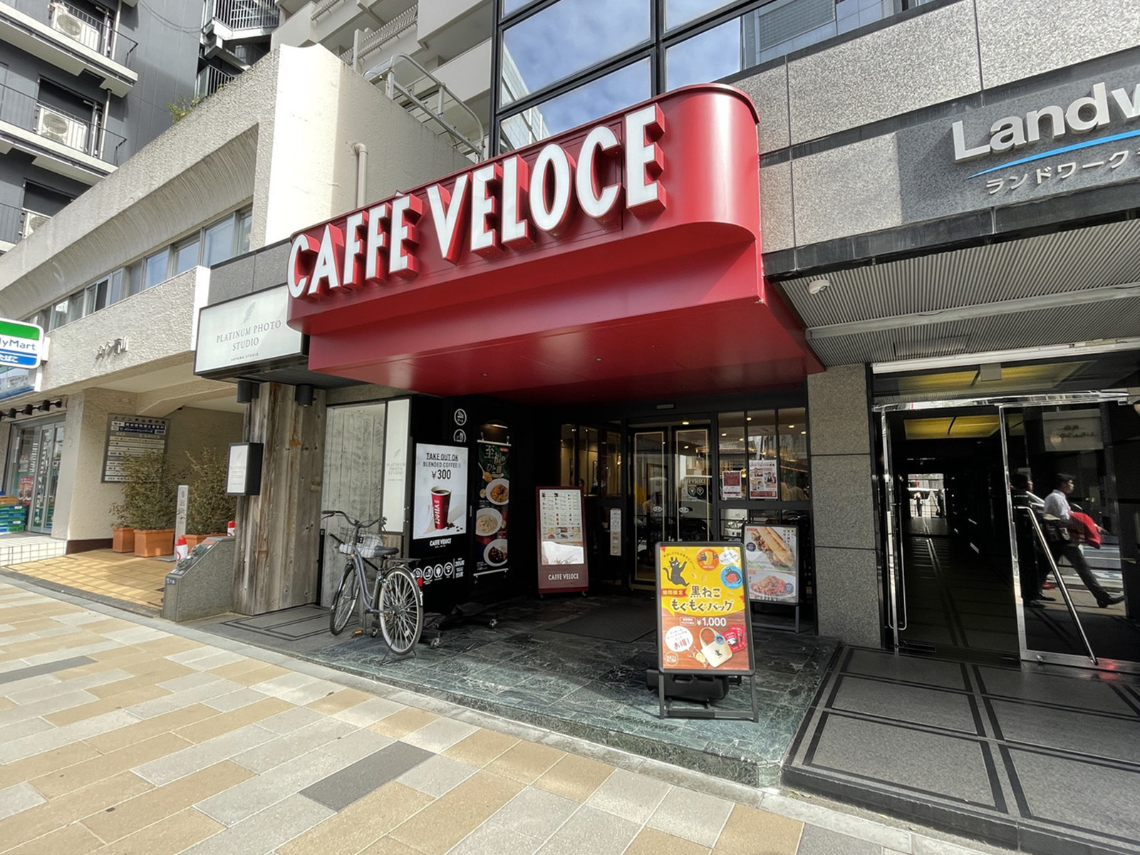 1階のカフェ・ベローチェ 外苑前店