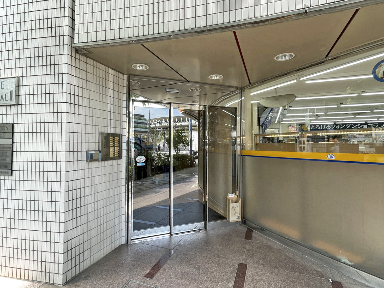オフィスビル出入口