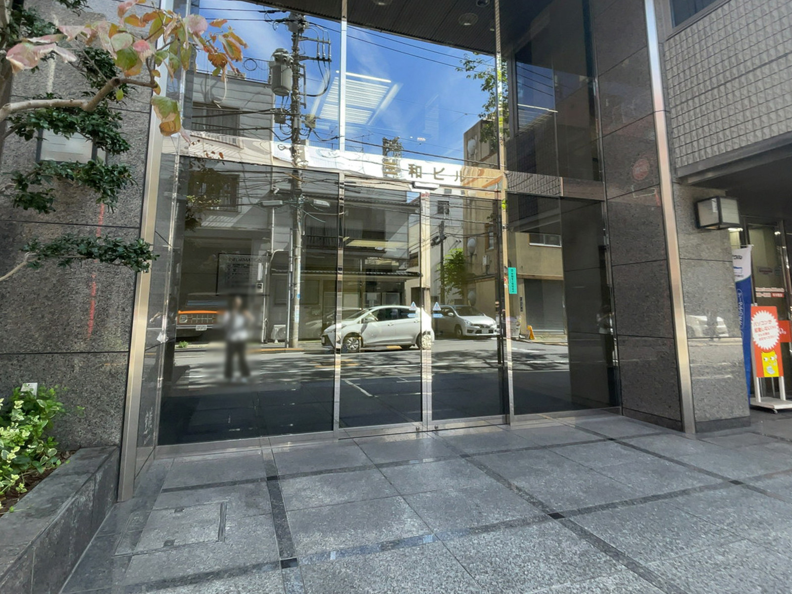 オフィスビル出入口